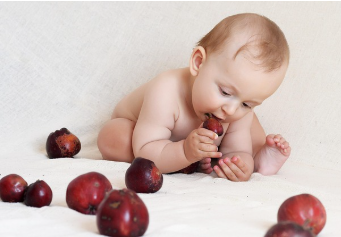 부모가 육아휴직 중 아기와 함께 있는 이미지